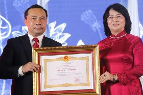Đại học Quốc gia TP HCM nhận danh hiệu Anh hùng lao động thời kỳ đổi mới
