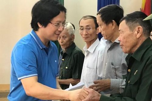 Báo Đại Đoàn Kết trao gửi tấm lòng của bạn đọc đến người dân vùng lũ Hà Tĩnh