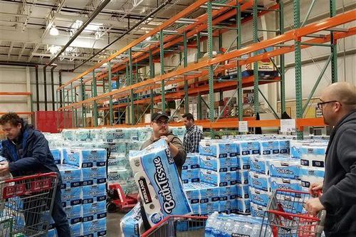 Dịch bệnh tái bùng phát, người Mỹ lại gặp 'khủng hoảng' giấy vệ sinh