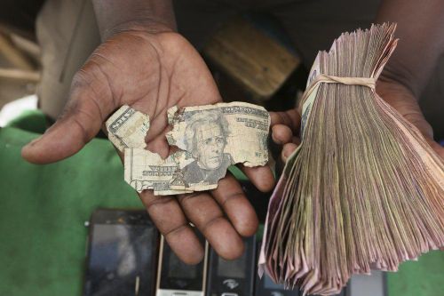 Nghề sửa tiền rách cứu sống hàng nghìn người ở Zimbabwe
