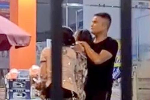 Thanh niên cầm hung khí khống chế 3 người ở TP.HCM