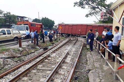 Vụ tàu hàng trật bánh: Đường sắt Bắc - Nam đã thông sau nhiều giờ bị tê liệt