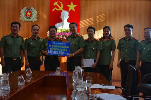 Công an tỉnh Khánh Hòa thăm, tặng quà Công an Quảng Nam