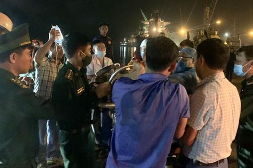 Cứu ngư dân gặp nạn trên biển