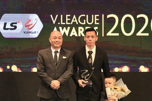 Văn Quyết xuất sắc nhất V-League 2020