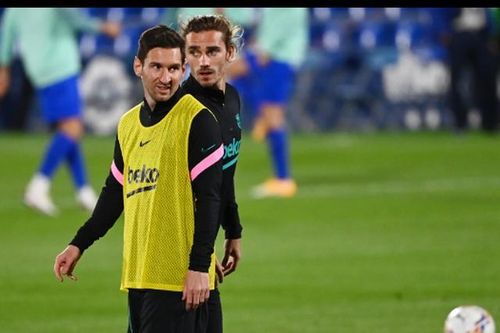 CĐV Barcelona chặn xe yêu cầu Griezmann tôn trọng Messi