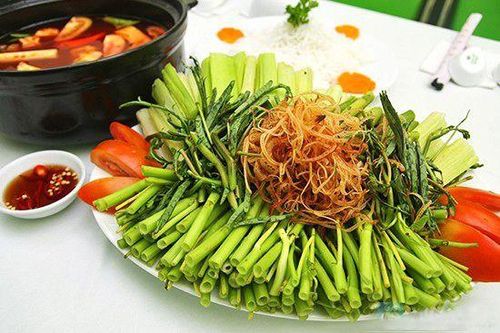 Những loại rau nhúng vào nồi lẩu sẽ 'sinh độc', biết mà tránh kẻo hại vô cùng