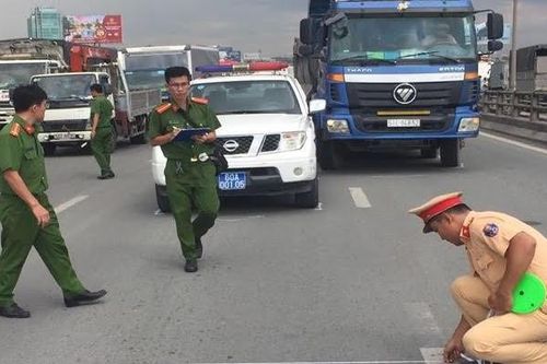 Bắt khẩn cấp tài xế điều khiển xe ben tông xe tuần tra CSGT