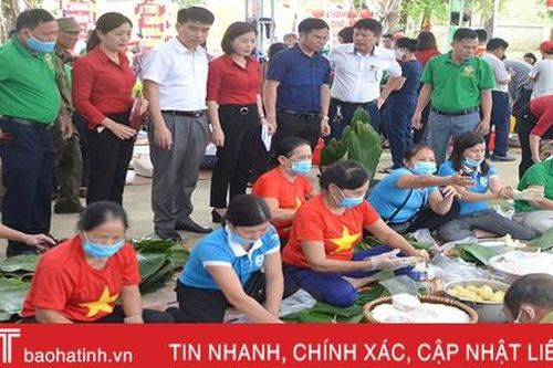 Gói 1.200 bánh chưng dâng lên Lễ hội đền Cả - Dinh đô quan Hoàng Mười