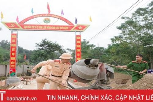 Cán bộ, chiến sỹ ở Hương Sơn gác ngày nghỉ cuối tuần, giúp dân làm nông thôn mới