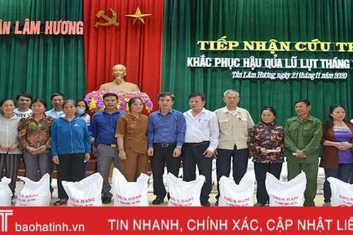 Ban hộ tự chùa Hang trao 200 suất quà cho người dân vùng lũ Hà Tĩnh