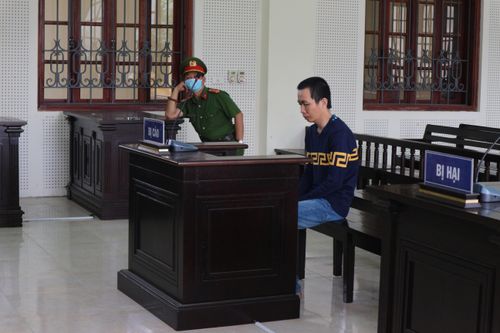 Nỗi đau tột cùng của người cha suýt mất mạng dưới tay con trai