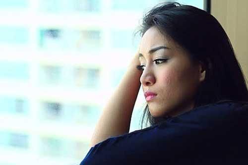 Vừa sinh con, mẹ chồng đã bắt đưa đi xét nghiệm ADN nhưng không ngờ chồng tôi lại ngăn cản, lời anh nói khiến tôi sợ run người