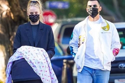 Sophie Turner diện áo blazer sang chảnh đi dạo phố cùng chồng con