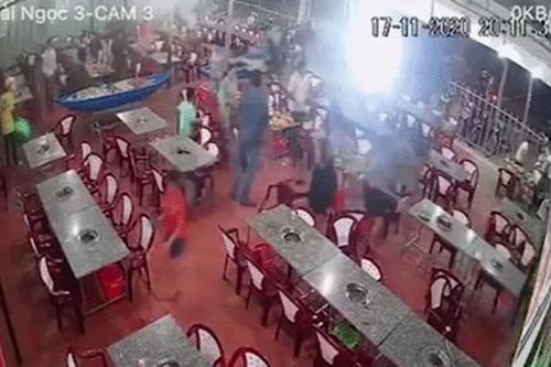 Clip: Nhóm thanh thiếu niên xông vào đập phá liên tiếp 2 quán buffet, nhiều người hoảng sợ bỏ chạy