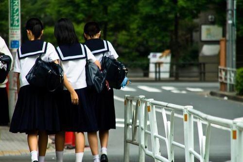 Nhiều trường học yêu cầu nữ sinh phải mặc áo lót màu trắng, giáo viên còn kiểm tra màu áo theo định kỳ