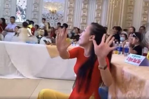 Nữ giáo viên 'thị phạm' dưới sân khấu khi học trò đang biểu diễn văn nghệ khiến dân mạng tranh cãi