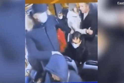 Cãi nhau với cặp đôi không đeo khẩu trang trên xe bus, người đàn ông bị đâm chết tại chỗ