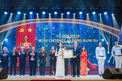 Đại học Văn Lang đón nhận Huân chương Lao động hạng Ba