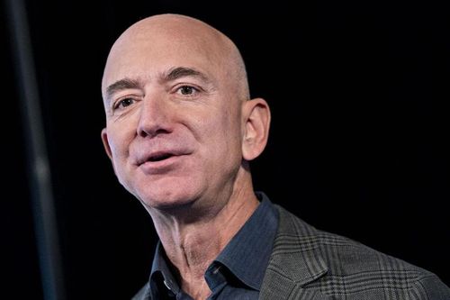 Jeff Bezos tặng gần 700 triệu USD làm từ thiện