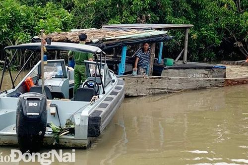 Tiếp tục bắt ghe hút cát lậu trên sông Đồng Nai