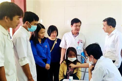 Khám bệnh và tặng quà cho gần 1.000 người dân xã Hướng Lộc