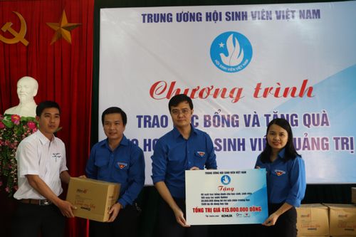 Trao học bổng và các suất quà với tổng trị giá 415 triệu đồng cho học sinh, sinh viên Quảng Trị