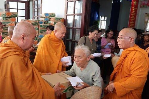 Hệ phái Khất sĩ trao 3.000 phần quà từ thiện