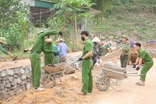 Tranh thủ ngày nghỉ giúp dân làm nông thôn mới