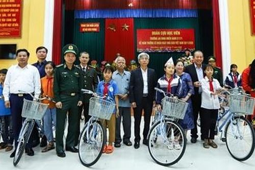 Thắm đượm nghĩa tình với ngôi trường cũ và các em học sinh nghèo