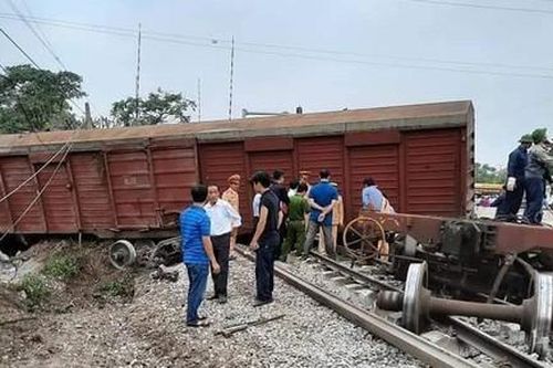 Va phải VLXD trên đoạn đường sắt đang nâng cấp, nhiều toa tàu rời khỏi đường ray