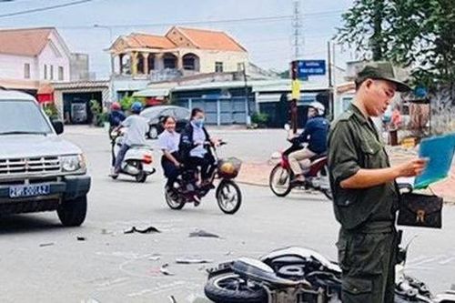 Cô gái nguy kịch sau va chạm với ôtô biển xanh