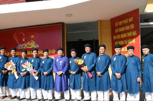 Để áo dài nam không thua kém áo dài nữ