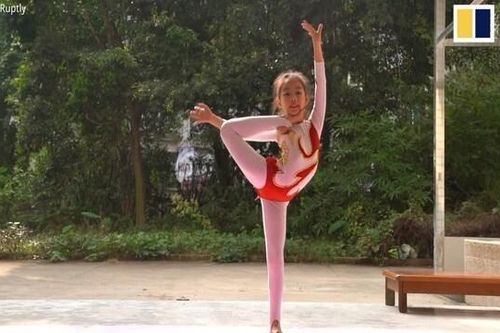 Kỷ lục gia nhí với kỹ năng uốn dẻo