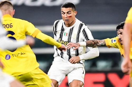 Ronaldo tỏa sáng trước sự truy cản của 3 hậu vệ