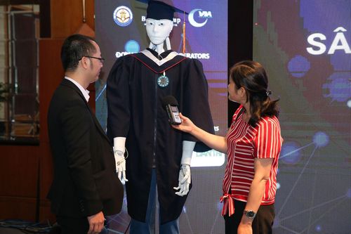 Robot Trí Nhân biết giải toán, phiên dịch