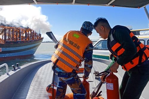 Tàu cháy giữa biển, 18 người thoát chết