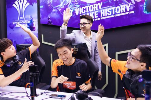Cầm Valhein trợ thủ, Team Flash tạo ra lối chơi mới cho Liên Quân