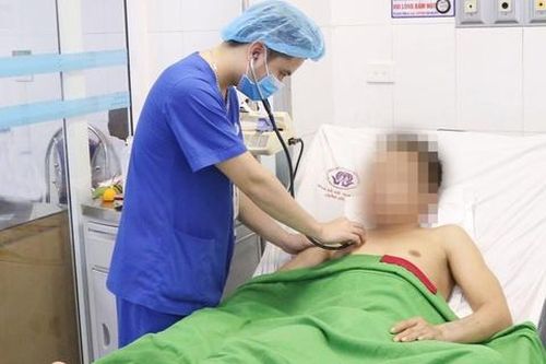 Người đàn ông nguy kịch khi súng săn cướp cò