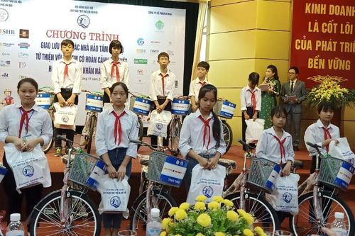 Hà Nội tặng trên 620 triệu đồng cho 321 trẻ em có hoàn cảnh đặc biệt