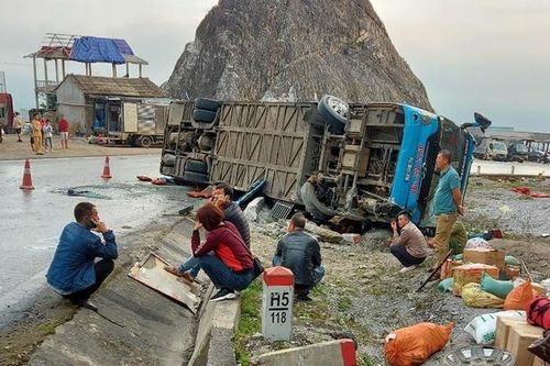 Bộ Công an chỉ đạo điều tra vụ lật xe khách làm 12 người thương vong
