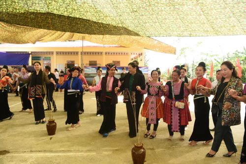 Phó Chủ tịch Thường trực Quốc hội vui hội Đại đoàn kết cùng đồng bào Mường Lựm