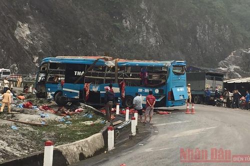Xe khách lật làm hai người tử vong tại Hòa Bình
