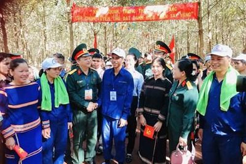 Tôn vinh những người thợ cạo mủ cao su trên vùng biên giới