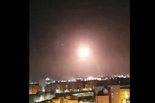Israel báo động khi rocket bắn trúng một nhà máy