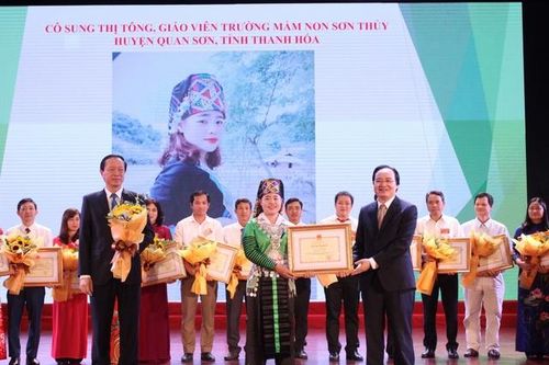 'Mùa xuân' của trẻ em bản Mông