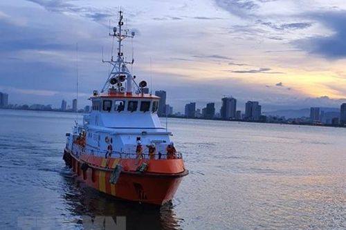 Tiếp nhận 4 ngư dân bị chìm tàu trên biển vào bờ an toàn