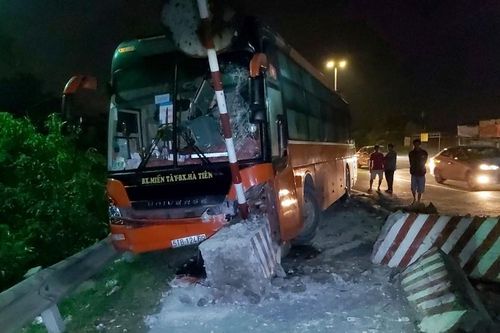 Xe khách hất tung biển báo giao thông, tông nát dải phân cách