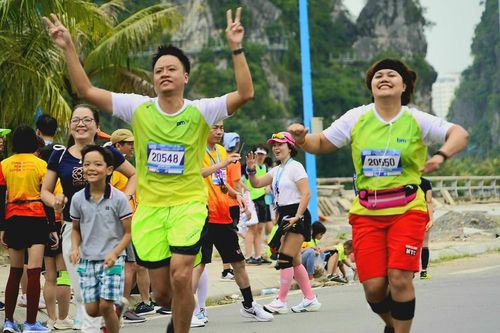 Hàng nghìn người chạy marathon trên bờ vịnh Hạ Long