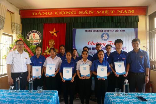 T.Ư Đoàn thăm, tặng quà học sinh, sinh viên và người dân vùng thiên tai TT-Huế